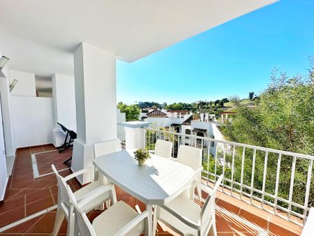 Apartamento planta baja en alquiler en Los Arqueros, Benahavis - Photo 2