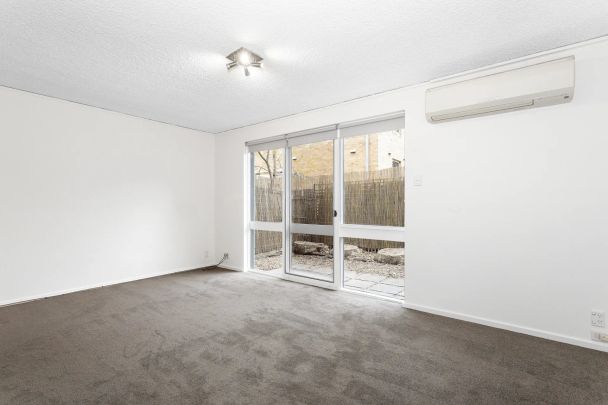 Stylish 2-Bedroom Ground-Floor Apartment in Prime Location! - Photo 1