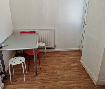 Room in a Shared Flat, Orlescote Road, CV4 - Photo 1