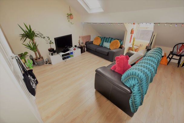 2 bedroom Flat in Otley Road, Leeds - Photo 1