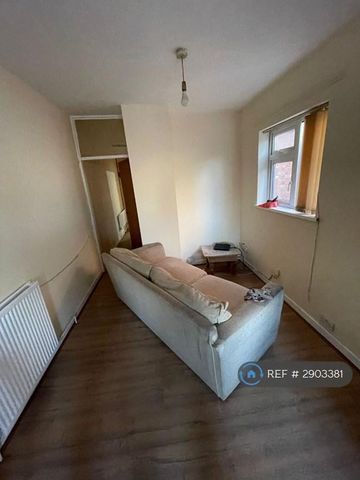 1 bedroom in a flat share to rent - Photo 4