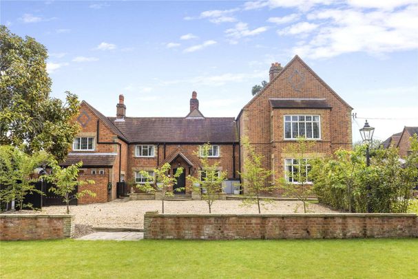 Magnificent country residence with exceptional landscaped gardens with swimming pool, entertaining terrace and outdoor kitchen. - Photo 1