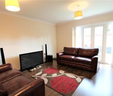 3 bedroom mews to rent - Photo 2