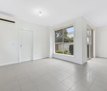 Fresh, Functional & Perfectly Positioned in Glen Waverley with Gard... - Photo 2