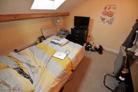 2 bedroom Flat in Flat 1, Leeds - Photo 4