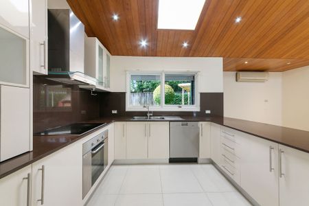 Spacious Family Home with Pool&comma; Prime Location & Modern Features - Photo 2