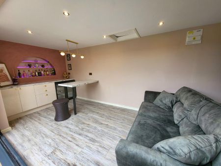 4 bedroom semi-detached house to rent - Photo 4