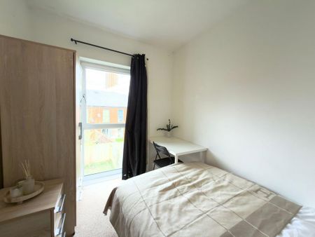 1 bedroom in a flat share to rent - Photo 2