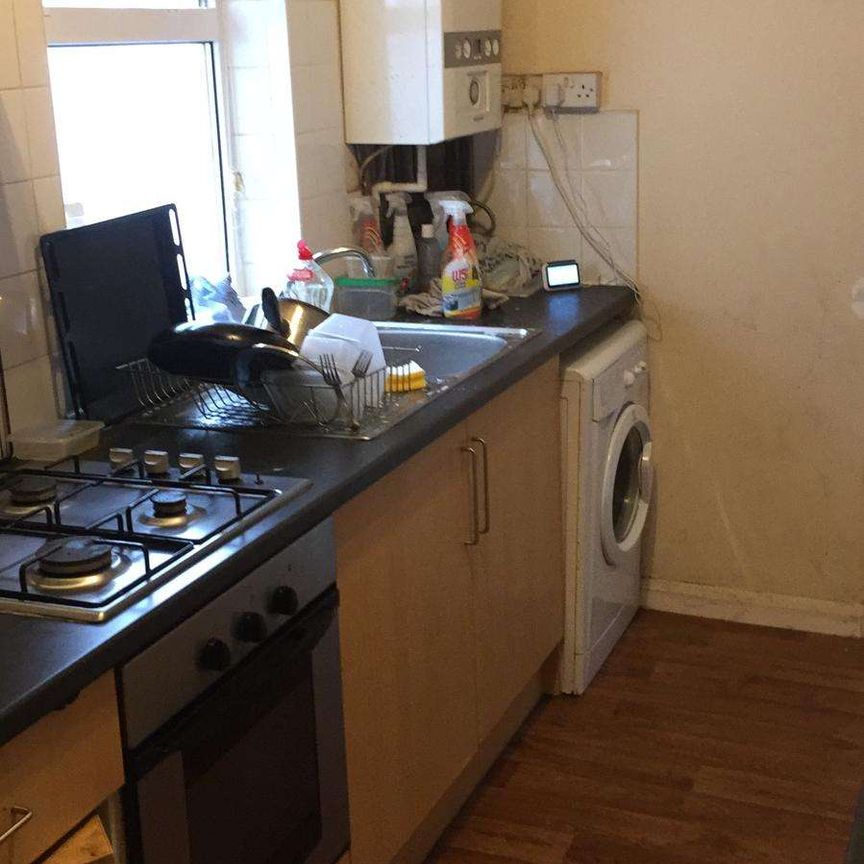 COSY HOUSE SHARE RIGHT BY CITY CENTRE/ASDA/ALL MALES - Photo 1