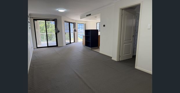 Two bedrooms apartment including water bill. - Photo 1