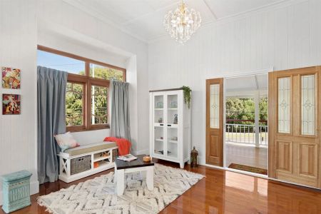 Stunning traditional Queenslander, walk to beach - Photo 4