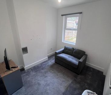 4 bedroom semi-detached house to rent - Photo 2