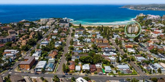 Experience the best of Freshwater with the beach, cafés and village all within easy walking distance. - Photo 3
