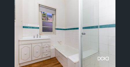 Character Home in Perfect Flora Hill Location - Photo 4