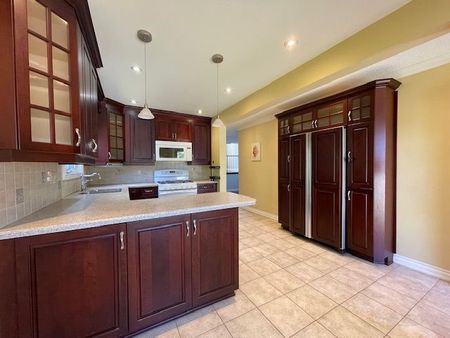 For Lease - 6998 hickling Crescent, Mississauga, Ontario - Photo 2