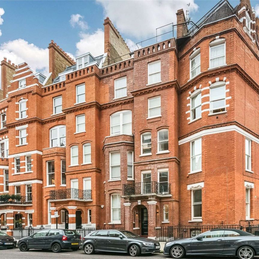 Charming top floor flat with two double bedrooms, wood floors throughout and stunning roof terrace overlooking Brompton Oratory in the heart of Knightsbridge. - Photo 1