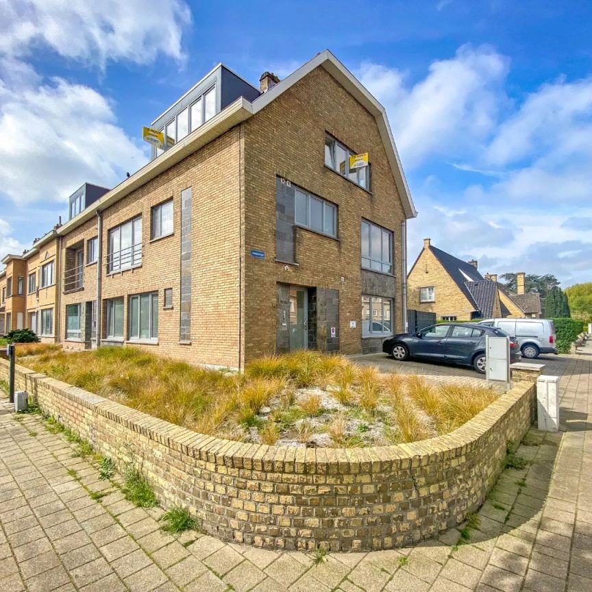 Gelijkvloersappartement met 2 slaapkamers (71 m²) met ruim terras (40 m²) en parkeerplaats te Nieuwpoort. - Photo 1