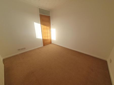 4 bedroom semi-detached house to rent - Photo 4