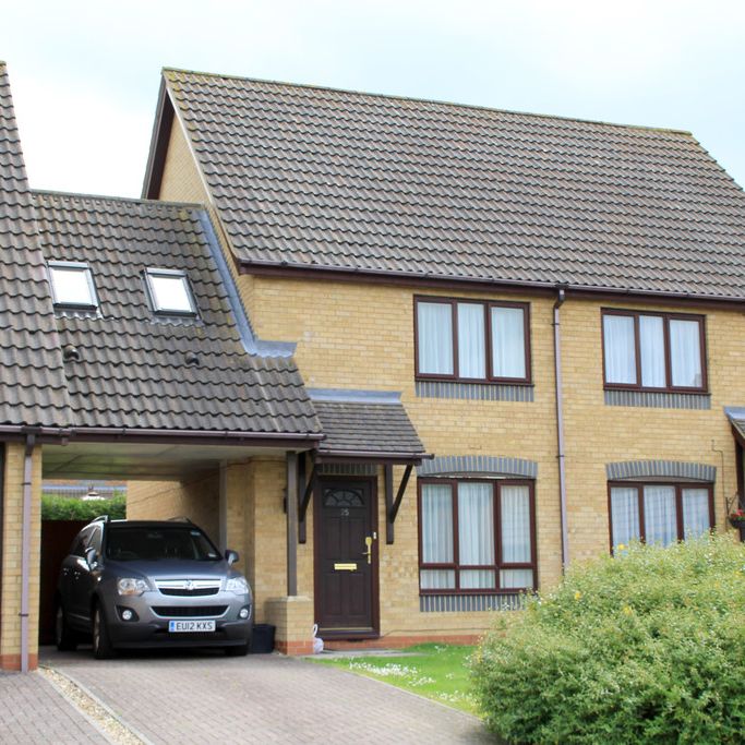 Curlew Crescent, Royston - Photo 1