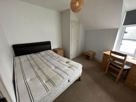 3 bedroom flat to rent - Photo 4