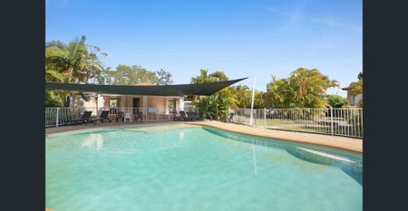 Spacious 3 Bedroom Villa in the Heart of "Valencia Villas" - Photo 2