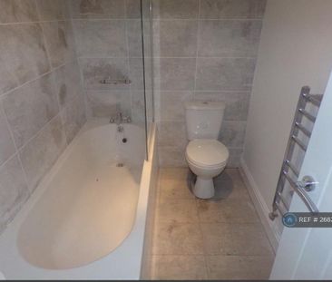 1 bedroom in a house share to rent - Photo 2