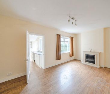 3 bedroom end of terrace house to rent - Photo 2