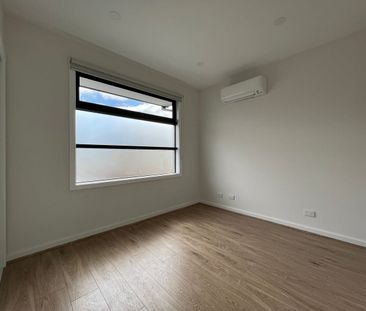 THREE BEDROOM TOWNHOUSE IN THE HEART OF CLAYTON SOUTH - Photo 5