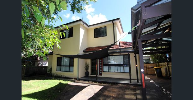 Lovely family home with additional sleep out! Great location with bus at door - Photo 1