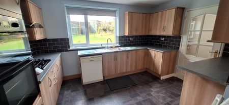 3 bedroom semi-detached house to rent - Photo 5