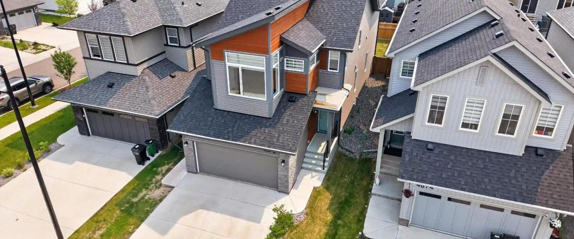 Modern Nearly New Home | Bright & Spacious Living, Bonus Room & Double Garage — 3 Bedrooms House - Photo 1