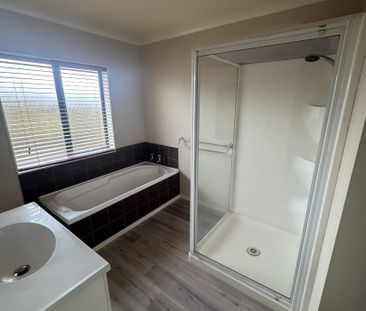 Step into comfort and convenience with this well-presented four-bed... - Photo 3