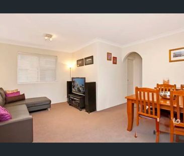 Tidy 2 bedroom Apartment Overlooking Fontenoy Park - Photo 1