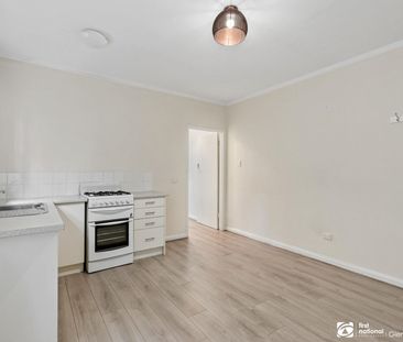 GROUND FLOOR UNIT IN PRIME LOCATION! - Photo 4