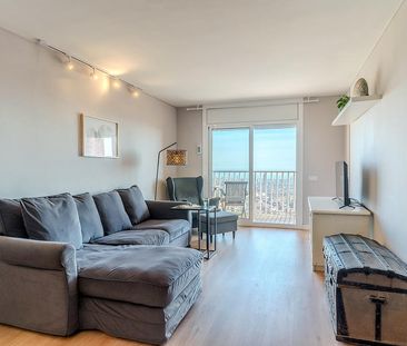 Charming 3-Bedroom Apartment with Balcony Near Bunkers del Carmel - Photo 3