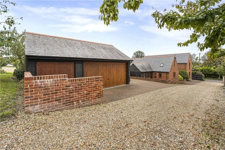 A stunning 5 bedroom family home situated on the outskirts of Wantage overlooking fields. The property offers open plan family living, 5 bedrooms, study, beautiful gardens and spacious terraces, perfect to enjoy country living with the convenience of a popular market town. - Photo 2