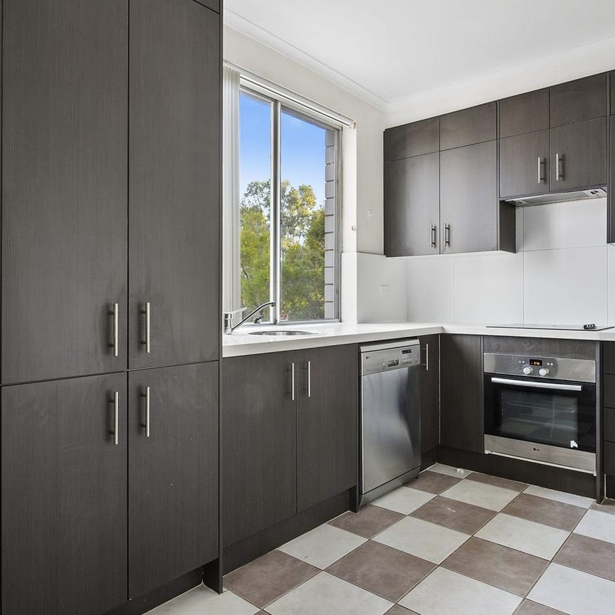 Spacious 2 Bedroom Unit in Ideal Location - Photo 1