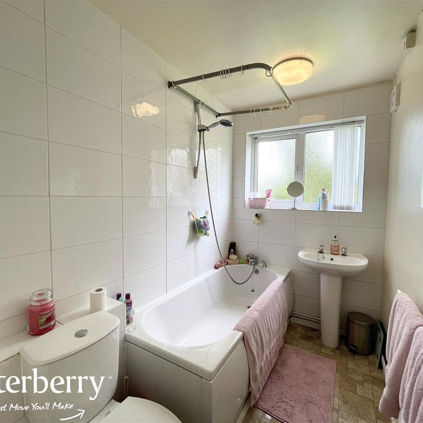 Parkfields Close, Silverdale, Newcastle - Photo 1