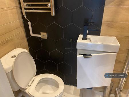 Studio to rent - Photo 5