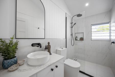 Stunning Fully Renovated Family Home with Magnesium Pool – All Inclusive! - Photo 5