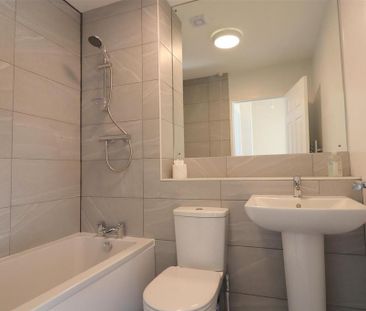 2 bedroom mews to rent - Photo 6