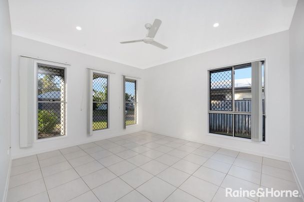 4 Bedroom 2 Bathroom House Available now! - Photo 1