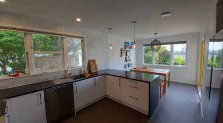 Private and sunny family home - Photo 3