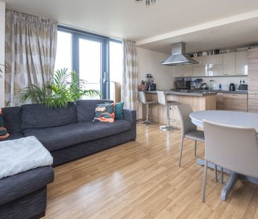 3 Bed Flat, Sky Apartments, E9 - Photo 3