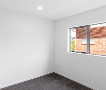 Modern 3 bedroom townhouse with water views in quiet cul-de-sac! - Photo 1