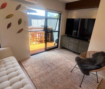 Polished Urban Retreat - Photo 3