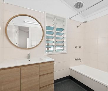 Spacious Queenslander living in prime Cairns North location - Photo 4
