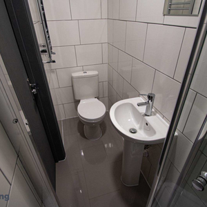 OX Living is proud to present this high-quality 6-bedroom co-living property, perfect for working professionals looking for stylish, stress-free living. Room 6 - Photo 3