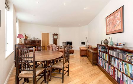 Handsome three storey, unfurnished, four en-suite bedroom mews house with integrated garage. - Photo 5