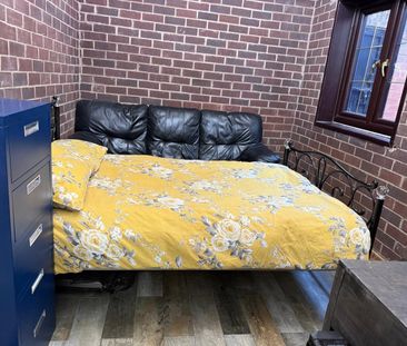 Studio Flat, Victoria Park, M14 - Photo 2